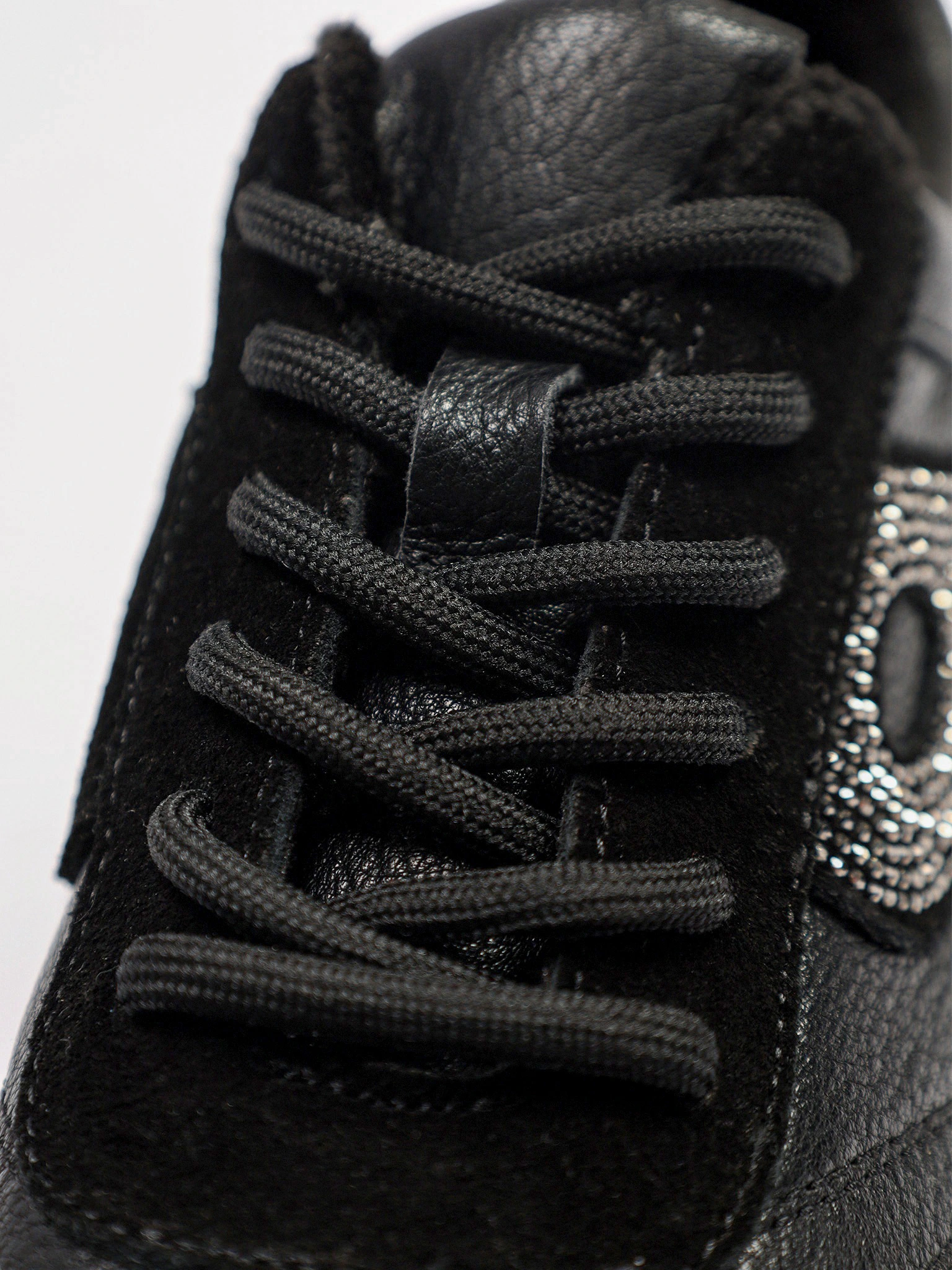 Кроссовки комбинированные черного цвета на рельефной подошве